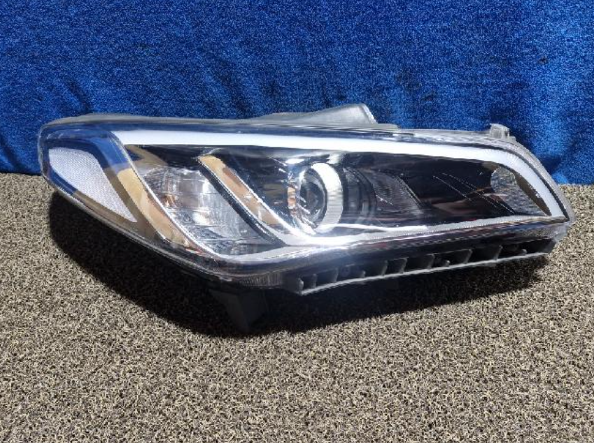 Right Headlight (Hyundai LF Sonata 2019)